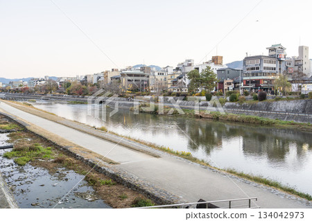 清晨，從四座大橋上眺望鴨川，日出美景，京都府京都市 134042973