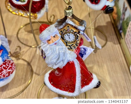 Bright Christmas Tree toys are hanging on the tree Bright Christmas Tree toys are hanging on the tree 134043137