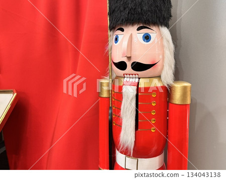 Bright Christmas Tree toys are hanging on the tree Bright Christmas Tree toys are hanging on the tree 134043138