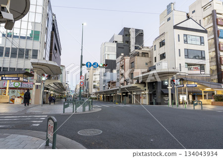 Shijo Kobashi intersection in the early morning, Kyoto City, Kyoto Prefecture 134043934