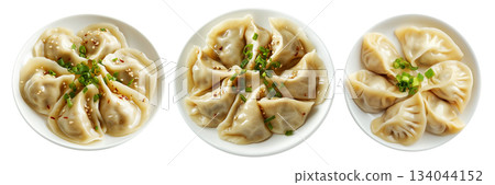 Steamed mandu dumplings placed in circular pattern on ceramic plate, isolated on white transparent background 134044152
