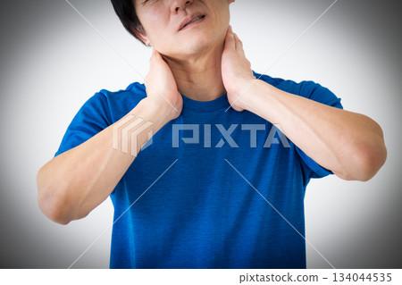 A middle-aged man wearing a T-shirt suffering from neck pain 134044535