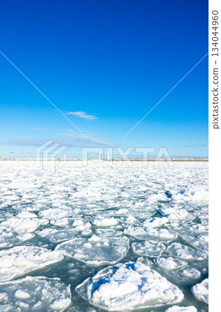 Blue sky and drift ice ashore in the Sea of Okhotsk, Hokkaido 134044960