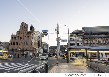 清晨,從四條大橋十字路口眺望八坂神社。京都府京都市。 清晨,從四條大橋十字路口眺望八坂神社。京都府京都市。 134045102