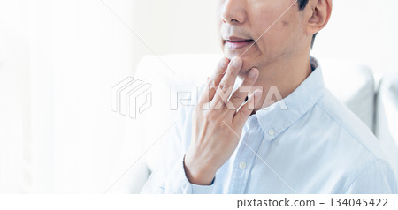 關注皮膚問題的中年男性 134045422