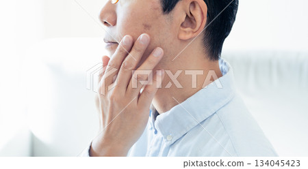 關注皮膚問題的中年男性 134045423