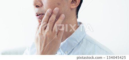 關注皮膚問題的中年男性 134045425