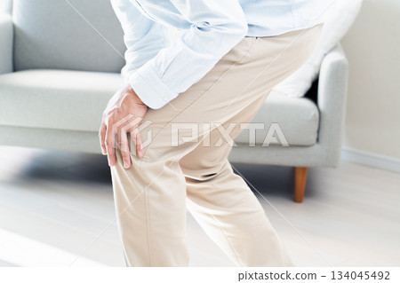 膝蓋酸痛的老人 134045492