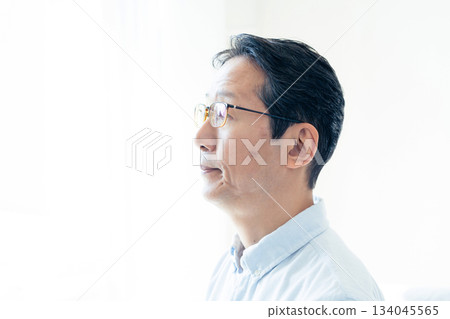 中年男子，身上有斑點 134045565