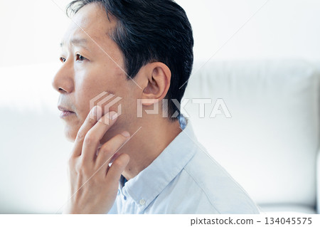 關注皮膚問題的中年男性 134045575
