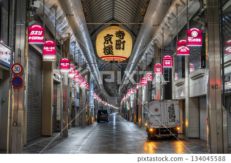 Early morning Teramachi Kyogoku Shopping Street, seen from Shijo Street, Kyoto City, Kyoto Prefecture Early morning Teramachi Kyogoku Shopping Street, seen from Shijo Street, Kyoto City, Kyoto Prefecture 134045588