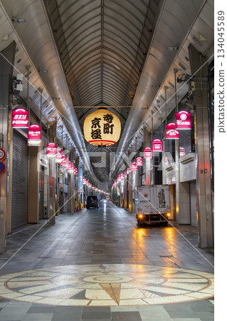Early morning Teramachi Kyogoku Shopping Street, seen from Shijo Street, Kyoto City, Kyoto Prefecture 134045589