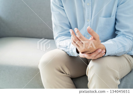 一位手腕疼痛的老年男子 134045651