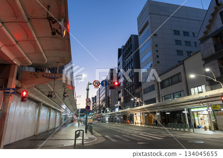 清晨的京都府京都市四條商店街 134045655