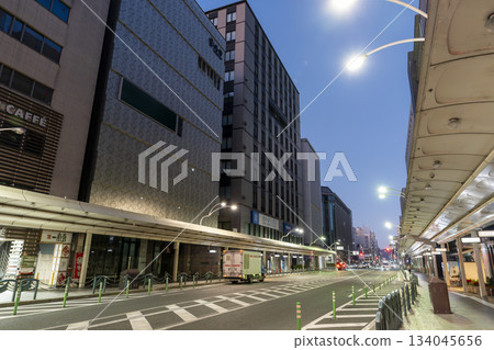 清晨的京都府京都市四條商店街 134045656