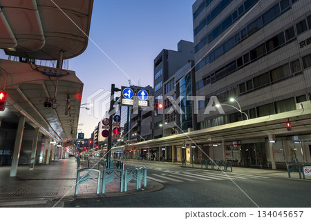 清晨的京都府京都市四條商店街 134045657