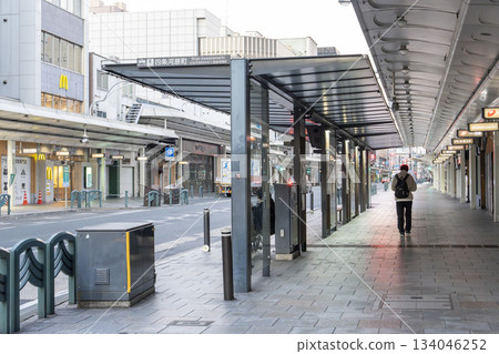 京都府京都市四條河原町巴士站清晨四條通商店街 京都府京都市四條河原町巴士站清晨四條通商店街 134046252