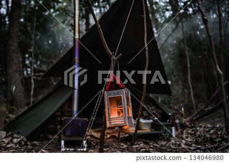 軍用帳篷和燈籠 軍用帳篷和燈籠 134046980