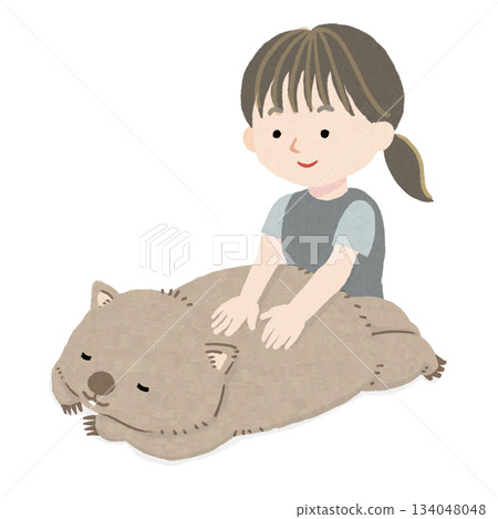 一隻袋熊正在接受女按摩師的按摩 134048048