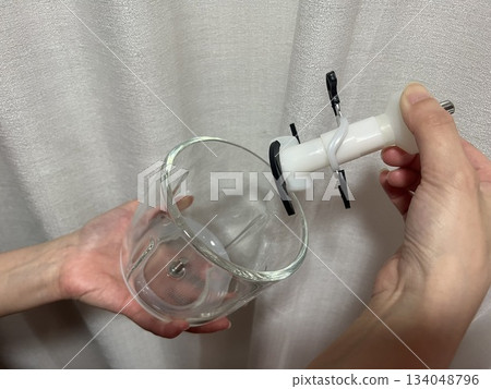 手工組裝食物切碎機的特寫鏡頭 134048796