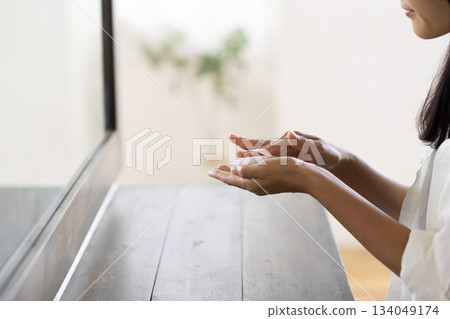 特寫鏡頭：一位女士的手拿起粉撲 134049174