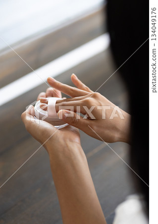 特寫鏡頭：一位女士的手拿起粉撲 134049176