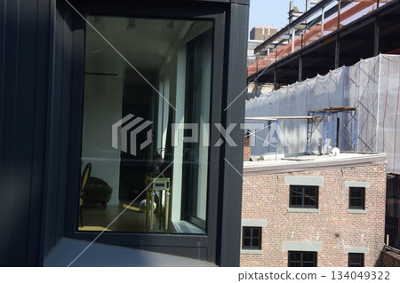 Manhattan, New York: A room in a corner of a building and the exterior view 134049322