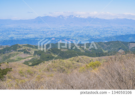View from the summit of Mount Yamizo in Ibaraki (towards the Nasu Mountains) 134050106
