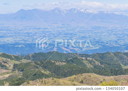 View from the summit of Mount Yamizo in Ibaraki (towards the Nasu Mountains) 134050107