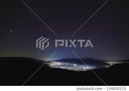 The jewel-like night view of Lake Suwa and the starry sky from Takabocchi Plateau The jewel-like night view of Lake Suwa and the starry sky from Takabocchi Plateau 134050115