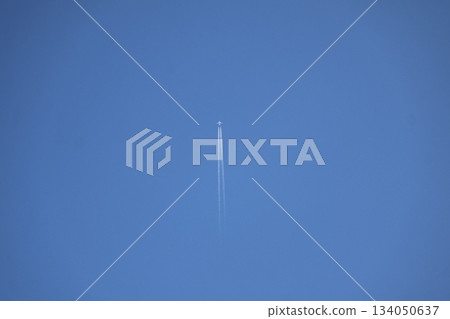 藍天與飛機尾跡交相輝映的天空景色 藍天與飛機尾跡交相輝映的天空景色 134050637