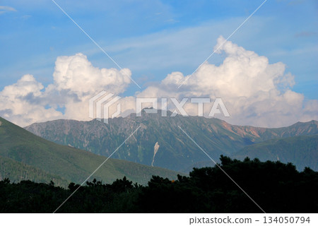 【山景】從富山縣北阿爾卑斯山脈太郎兵衛平眺望水翔山(黑嶽) 【山景】從富山縣北阿爾卑斯山脈太郎兵衛平眺望水翔山(黑嶽) 134050794