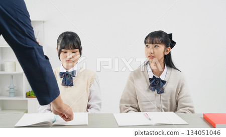 兩名女學生正在教室裡接受老師的指導 兩名女學生正在教室裡接受老師的指導 134051046