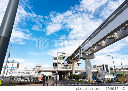 多摩單軌電車:東京都立川市泉町通往立日站的道路 多摩單軌電車:東京都立川市泉町通往立日站的道路 134052442