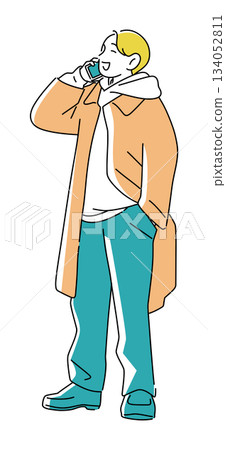 圖解：一名男子正在愉快地打電話 134052811