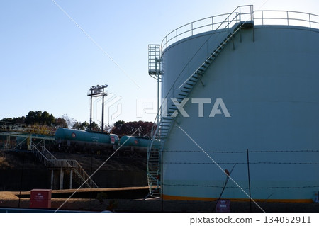 Oil tanks and tank cars Oil tanks and tank cars 134052911