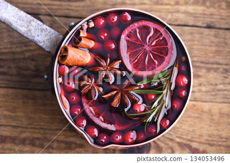 Copper pot with red mulled wine with slices of orange 134053496