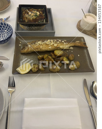 哈爾施塔特虹鱒魚菜餚 134053587