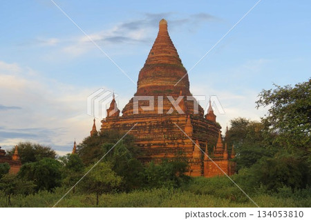 The sun casts its golden rays onto Soe Ming Yi Temple in Bagan 134053810