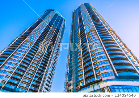 日本東京城市景觀：豐見區及在建塔式公寓大樓 134054540