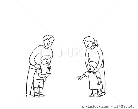 微笑的家庭（男孩和女孩指著什麼），線條畫 134055143