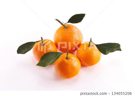 Fresh tangerines with leaves Fresh tangerines with leaves 134055206