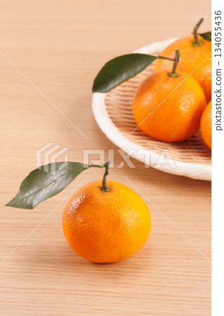 Fresh tangerines with leaves 134055436