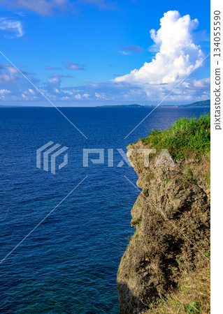 曼扎莫的懸崖，在碧綠的海水映襯下閃閃發光。 134055590