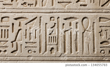 特寫鏡頭：一面刻有古埃及象形文字的砂岩牆 134055783