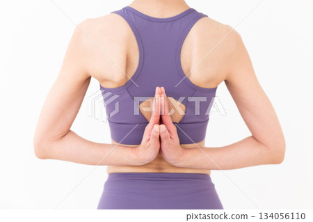 一位身穿瑜伽服的中年婦女在家中做瑜伽 134056110