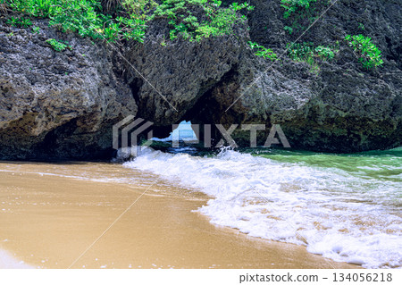 從岩石縫隙間眺望石垣島蔚藍的大海，海浪輕輕拍打著海岸，景色美不勝收。 134056218