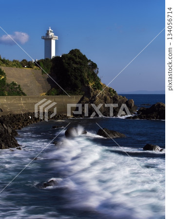 伊勢志摩的秋景:白浪翻滾的阿諾裡岬燈塔 伊勢志摩的秋景:白浪翻滾的阿諾裡岬燈塔 134056714