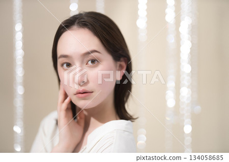一位留著中長髮的年輕女子的美麗照片 一位留著中長髮的年輕女子的美麗照片 134058685