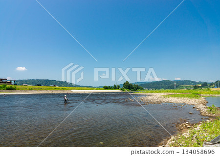 Playing in the water at Horinouchi Yanaba on the Uono River, Negoya, Uonuma City, Niigata Prefecture 134058696